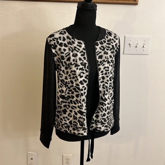 NWT New York & Company Faux Leather Faux Fur Leopard Print Bomber Jacket, Sz XS. - Picture 9 of 12